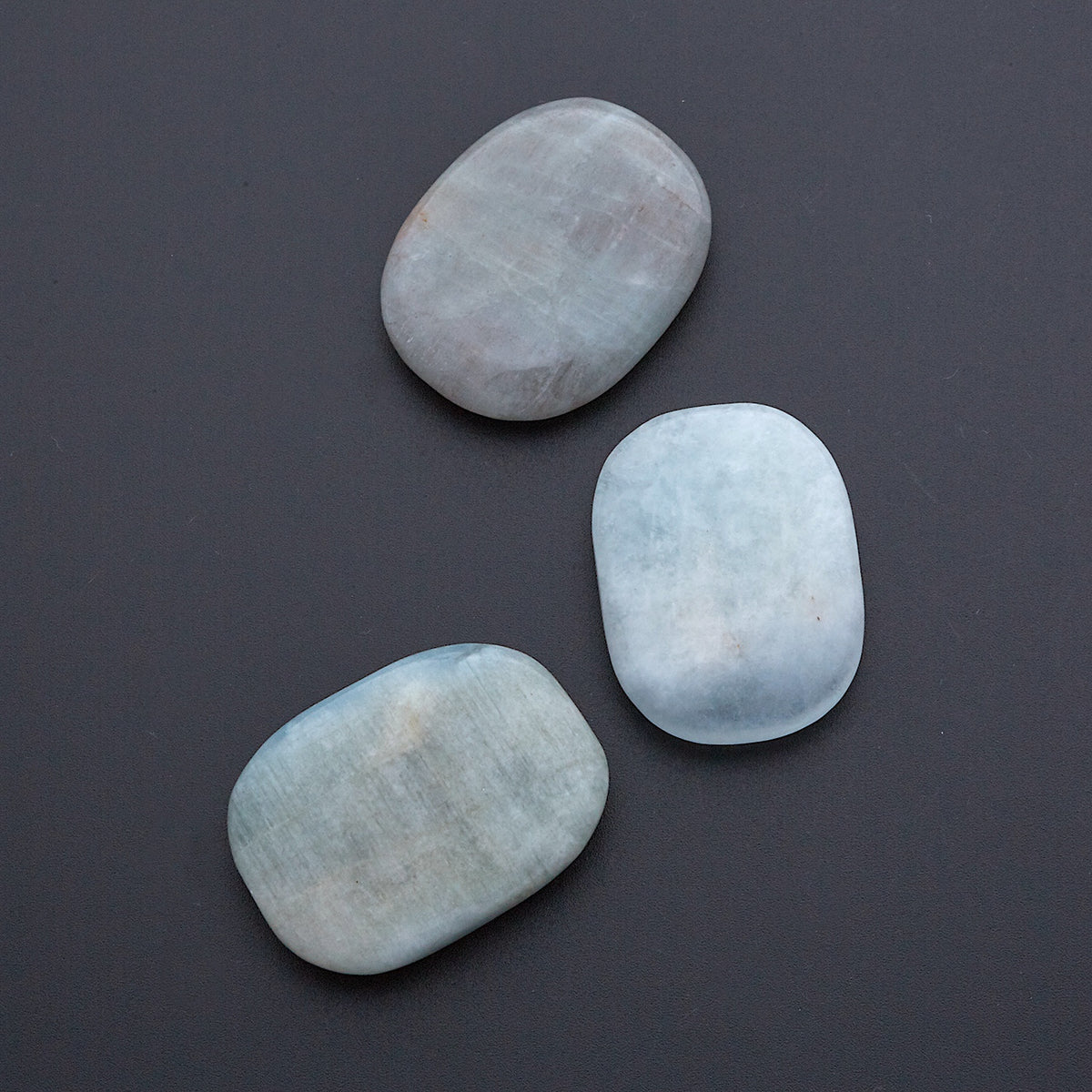 ◉特集｜体内にエネルギーを取り込む「握り石」 – URAOTO-to